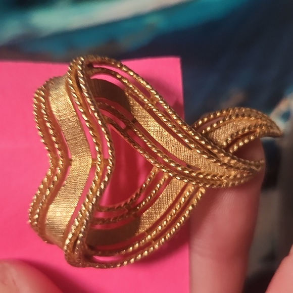 Mainly clip earings - Picture 2 of 16